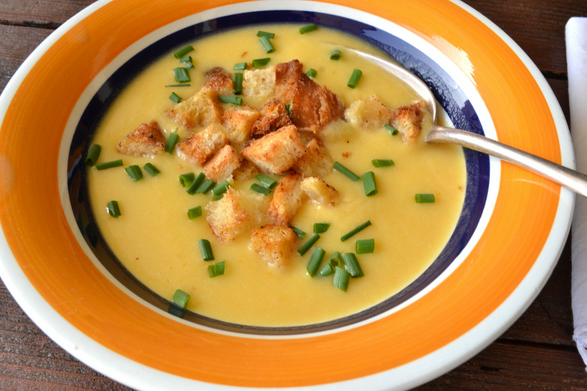 Ароматна крем супа с праз и кореноплодни любима през