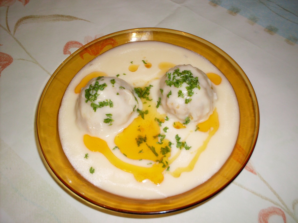 Кюфтета фрикасе с бял сос и магданоз Много популярно ястие
