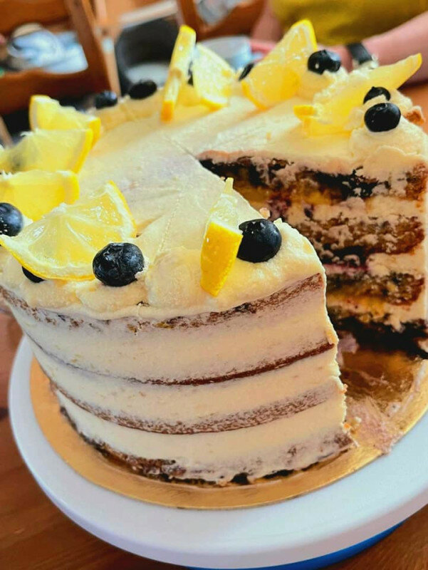 Лимоново боровинкова торта с глазура за всеки ден който трябва