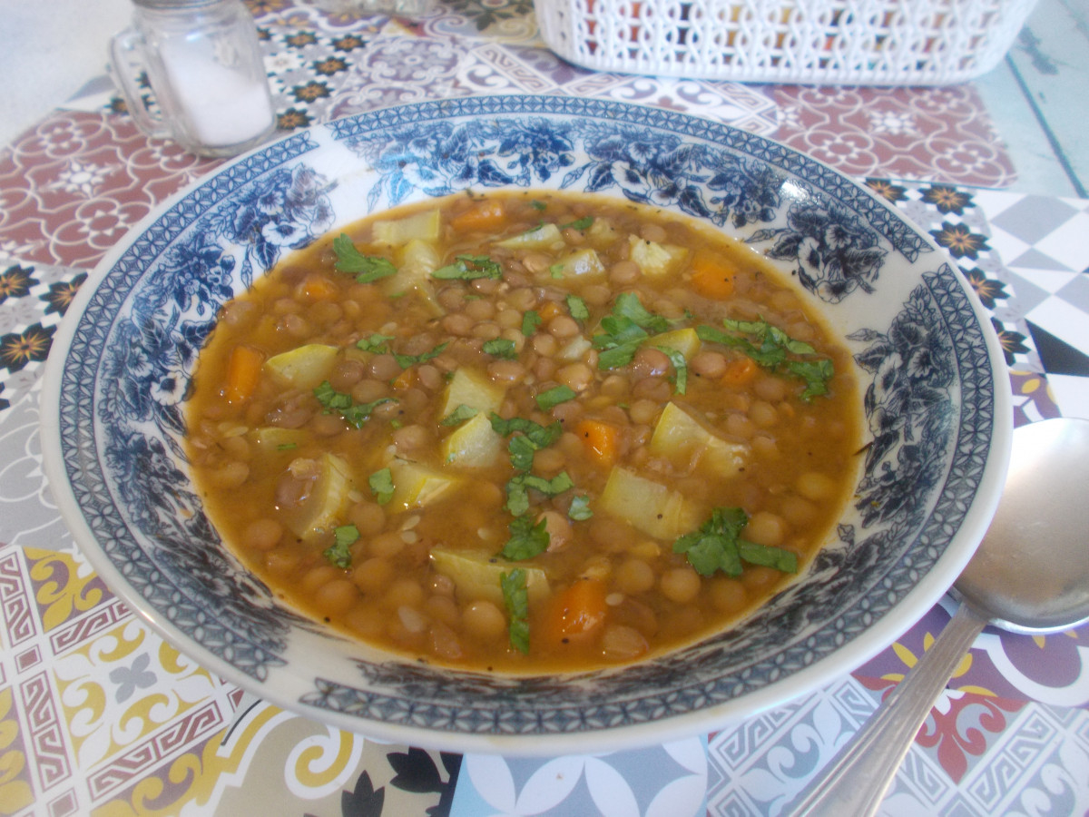 Купичка супа от леща и тиквички и всички около трапезата