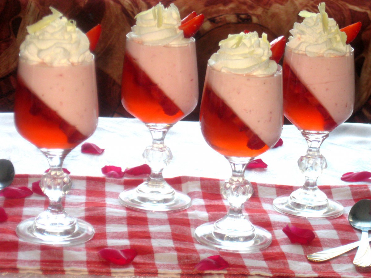 Нежен летен десерт с приятен вкус на ягоди и сметанаНеобходими