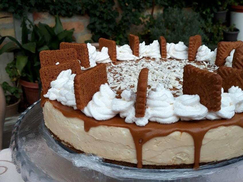 Насладете се на тази прекрасна бисквитена торта с бял шоколад