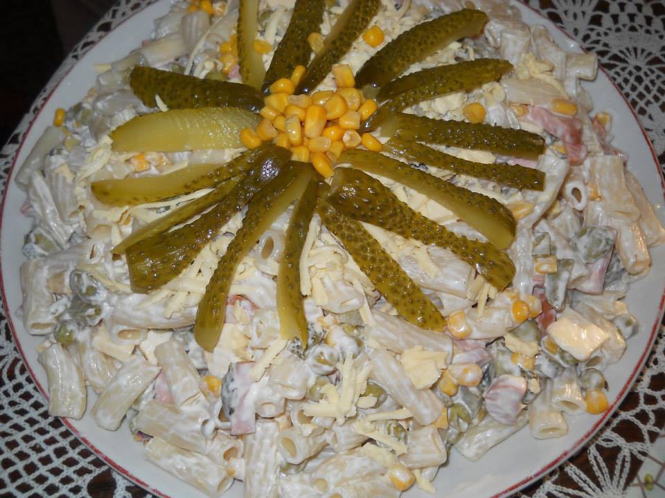 Снимка: Макаронена салата с кренвирш и кисели краставички