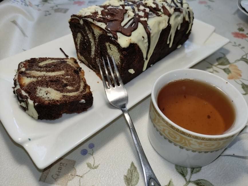 Мраморен кекс с шоколад, който нетърпеливо чакаме с виличка в