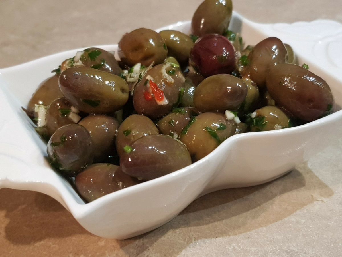 Вкусни пикантни домашни мариновани маслини - за ядене и насладаНеобходими