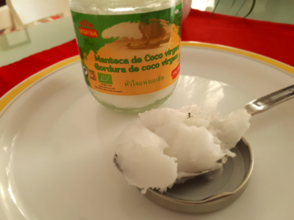 Маска с кокосово масло помага при суха косаНеобходими Продукти● кокосово
