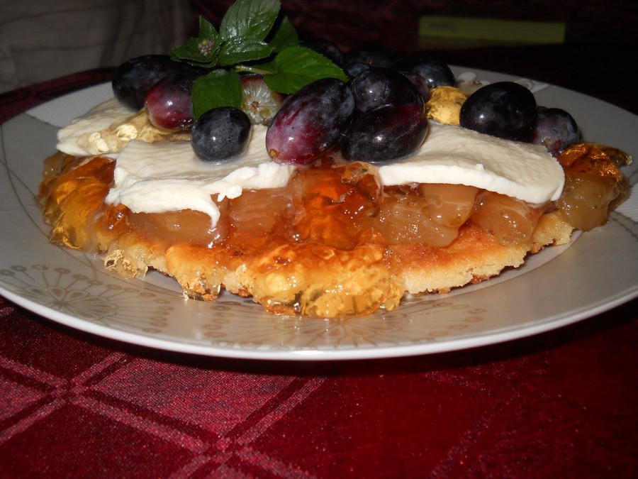 Снимка: Маслена бисквита с моцарела, грозде и желе от круши