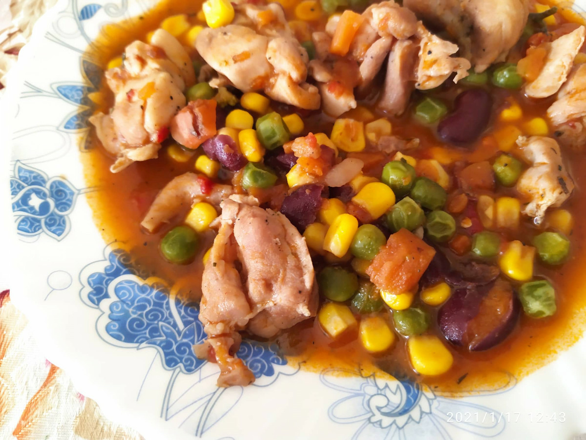 Мексиканска яхния с пилешко и боб - различно ястие, което