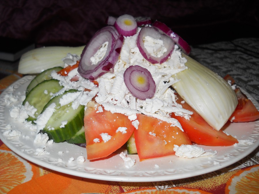 Снимка: Мешана салата с резене и червен лук