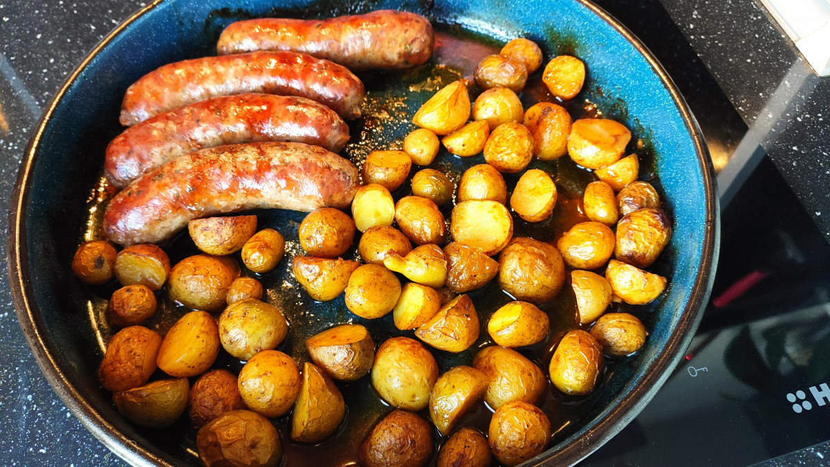 Наденицата с пресни картофи се приготвя много бързо и лесно