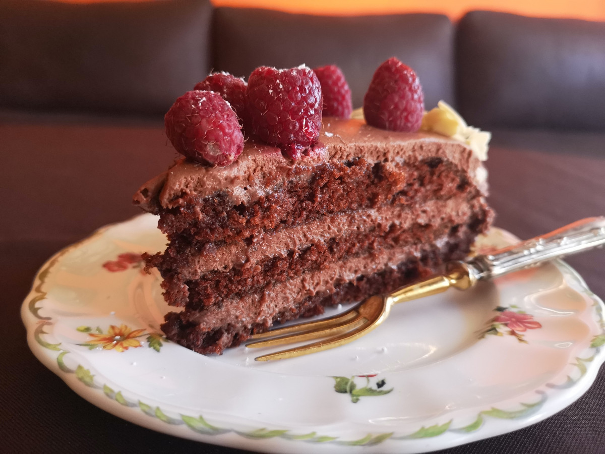 Не просто вкусна, а най-вкусната шоколадова торта, която може да