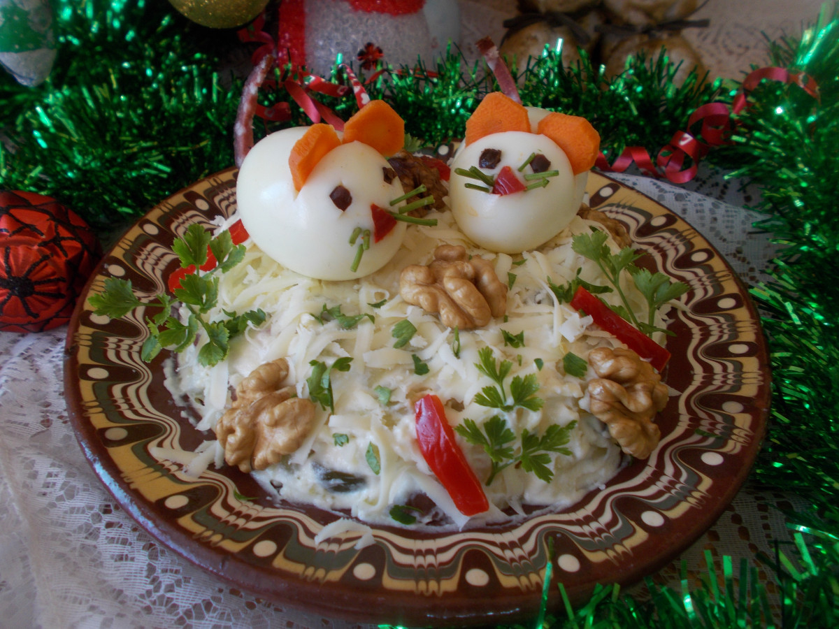 Ефектна новогодишна салата с яйца и орехи която поднасяме с