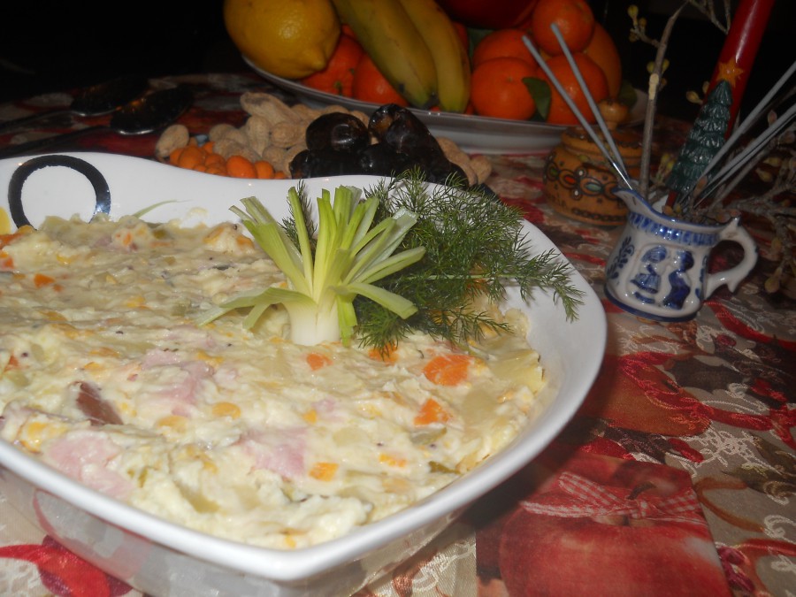 Богата празнична салата, която се приготвя много лесноНеобходими Продукти● картофи