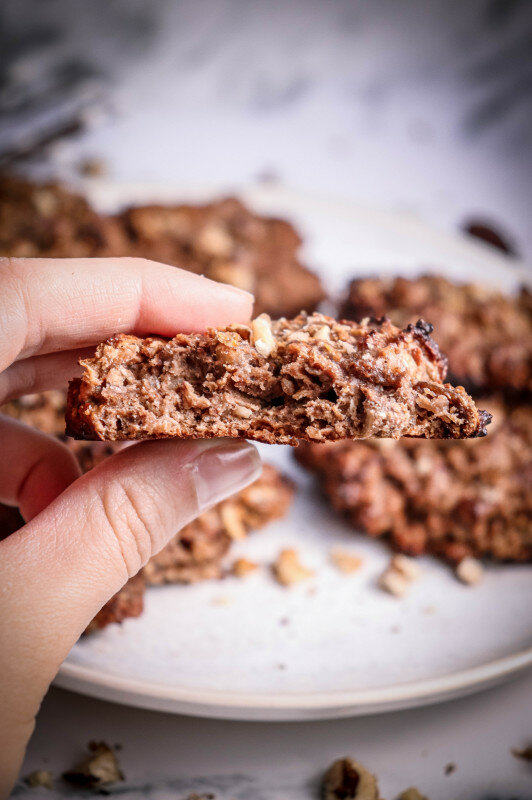 Протеинови шоколадово орехови бисквитки са идеалното лакомство когато ви се хапва