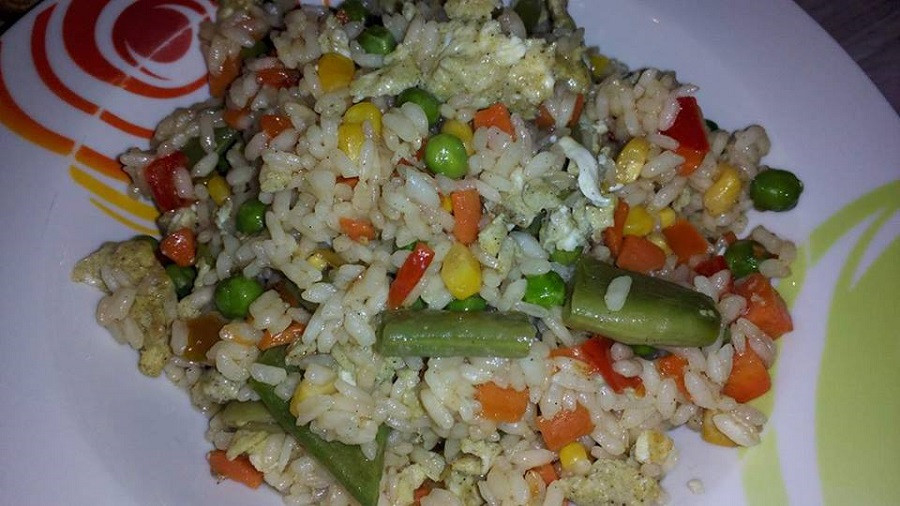 Апетитен ориз по китайски с царевица грах и зелен фасул