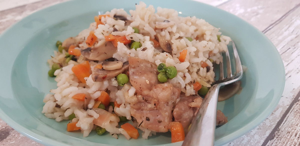 Добър апетит с ориз с пилешко и зеленчуци на фурнаНеобходими
