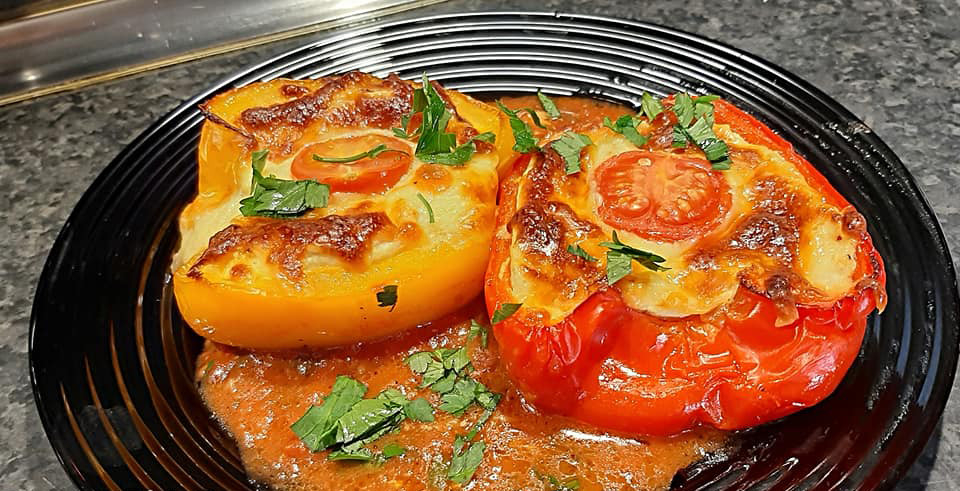 Интересно и много апетитно ястие пълнени чушки върху доматен