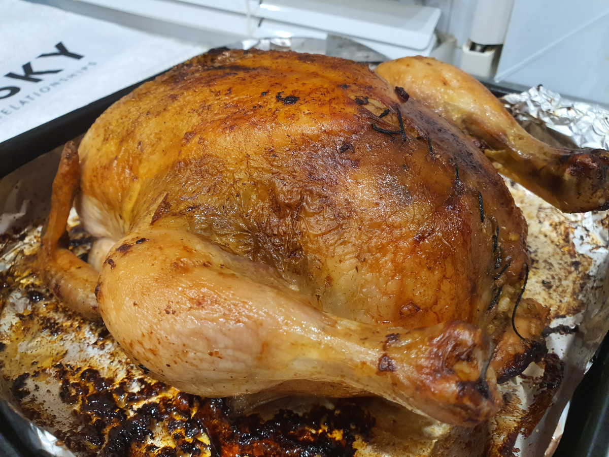 Печено пълнено пиле, приготвено по турска рецепта, което с удоволствие