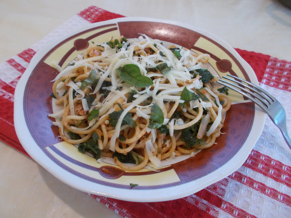 Изберете здравословното вкусни пълнозърнести спагети с кайма и спанакНеобходими