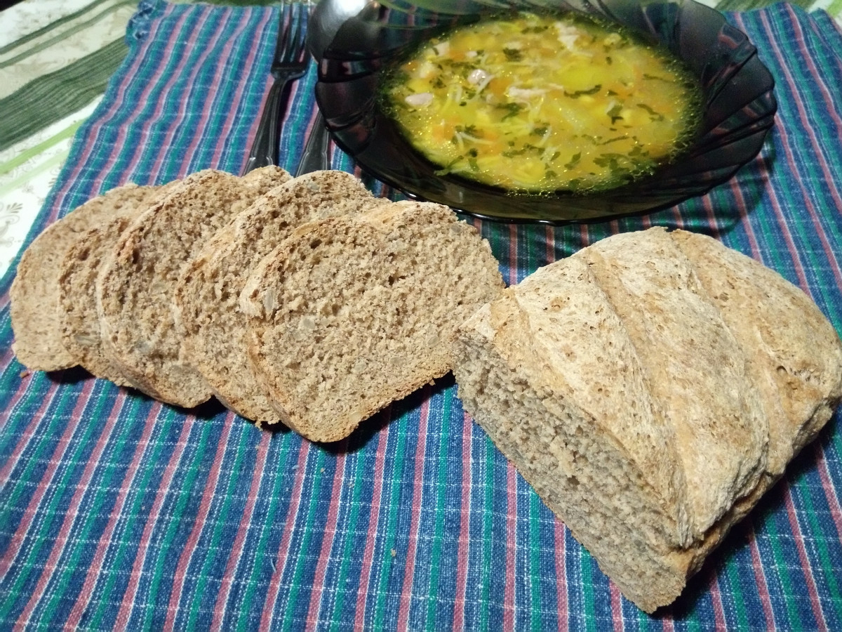 Домашен хляб с два вида брашно който може да сервирате