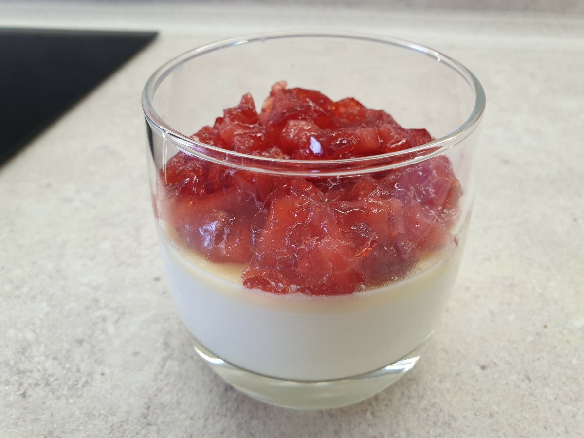 Десерт за щастие - панакота в чаша с ягодово желе