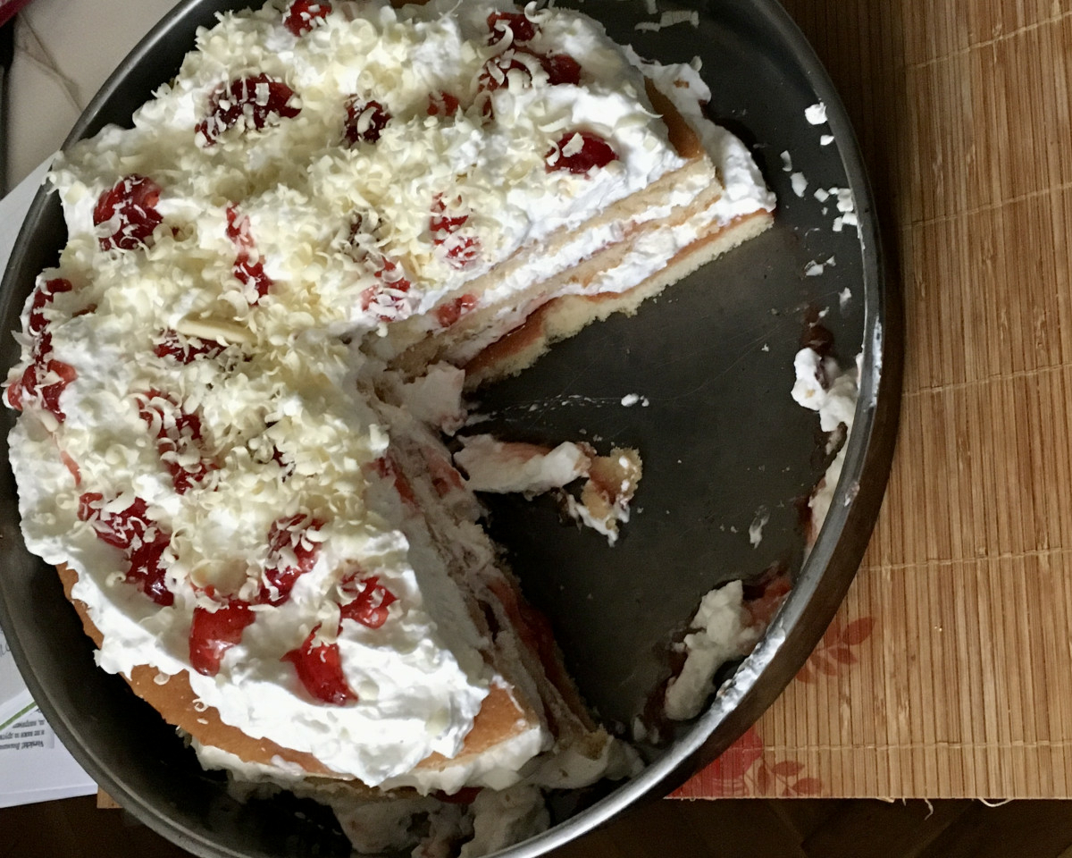 Снимка: Пандишпанова торта с ягодово желе и бял шоколад