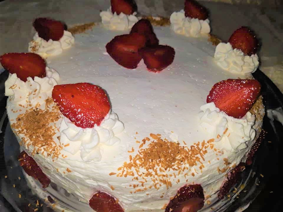 Нежна пандишпанова торта с ягоди, която се топи в устатаНеобходими