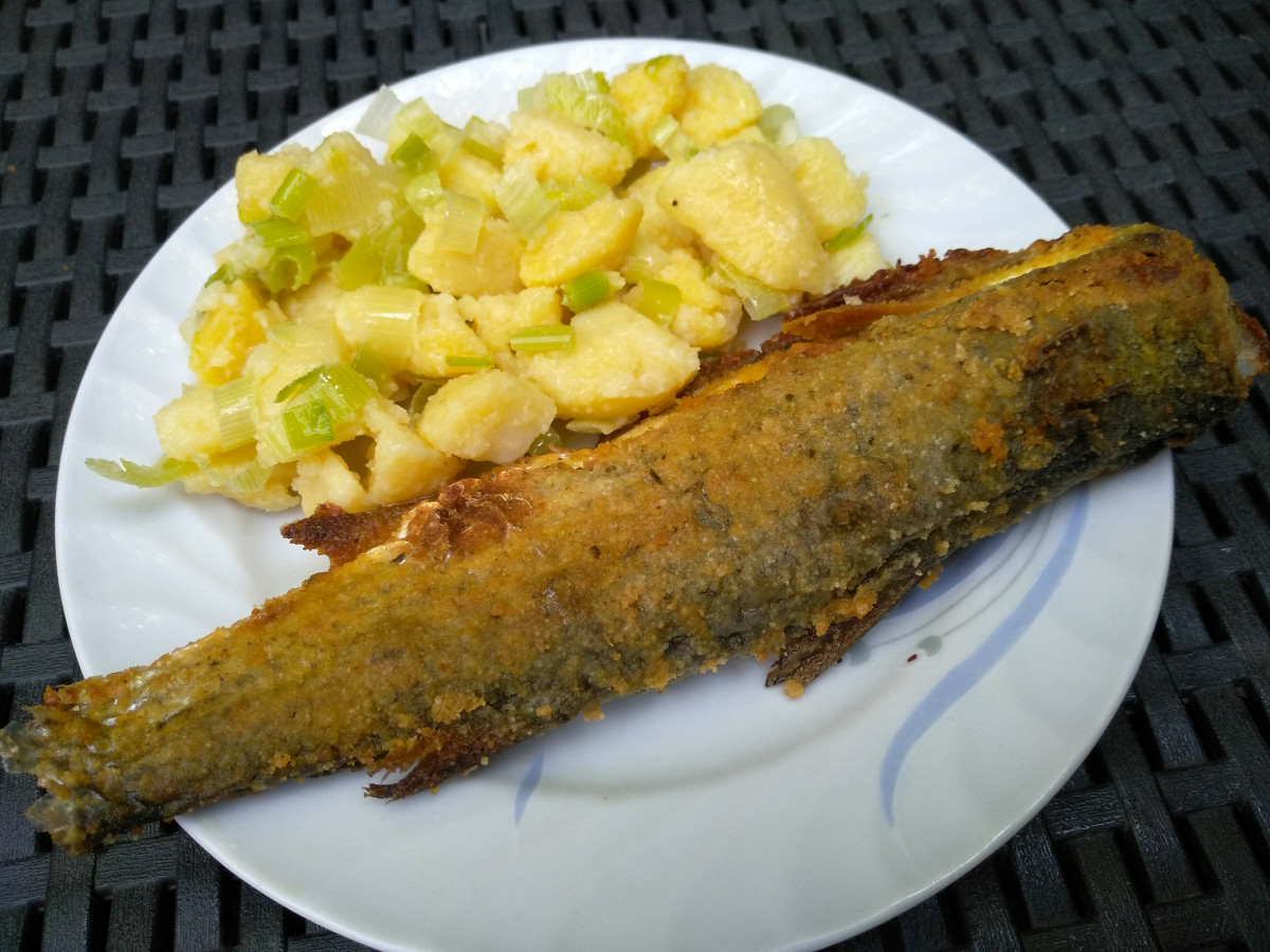 Класическа комбинация от риба пане и картофена салаткаНеобходими Продукти● риба