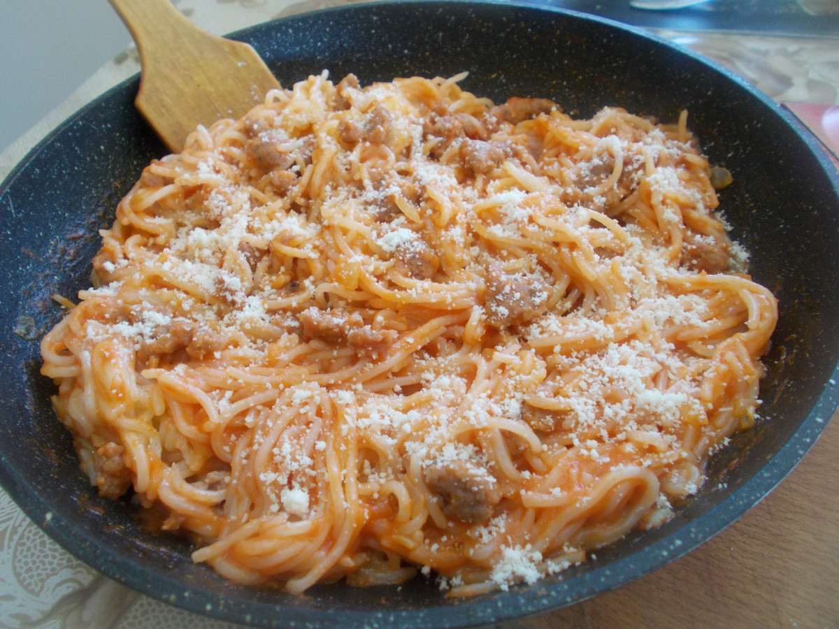 За заети домакини пържени спагети с каймаНеобходими Продукти● спагети