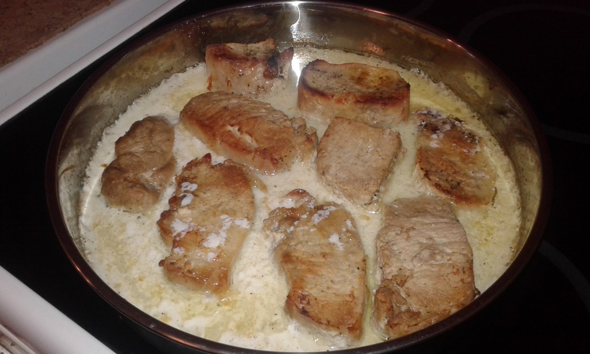 Бързи запечени свински пържоли в домашен бешамелов сос. Истинска наслада