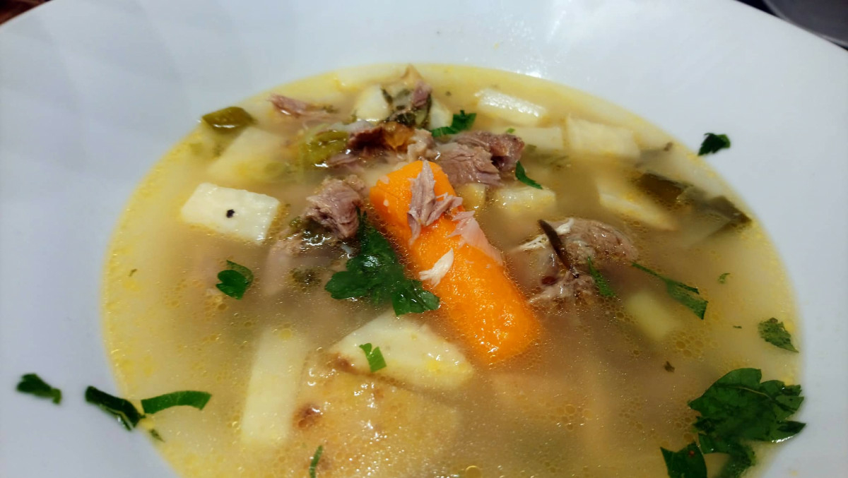 Топла, ароматна и питателна патешка супа със зеленчуци. Насладете се