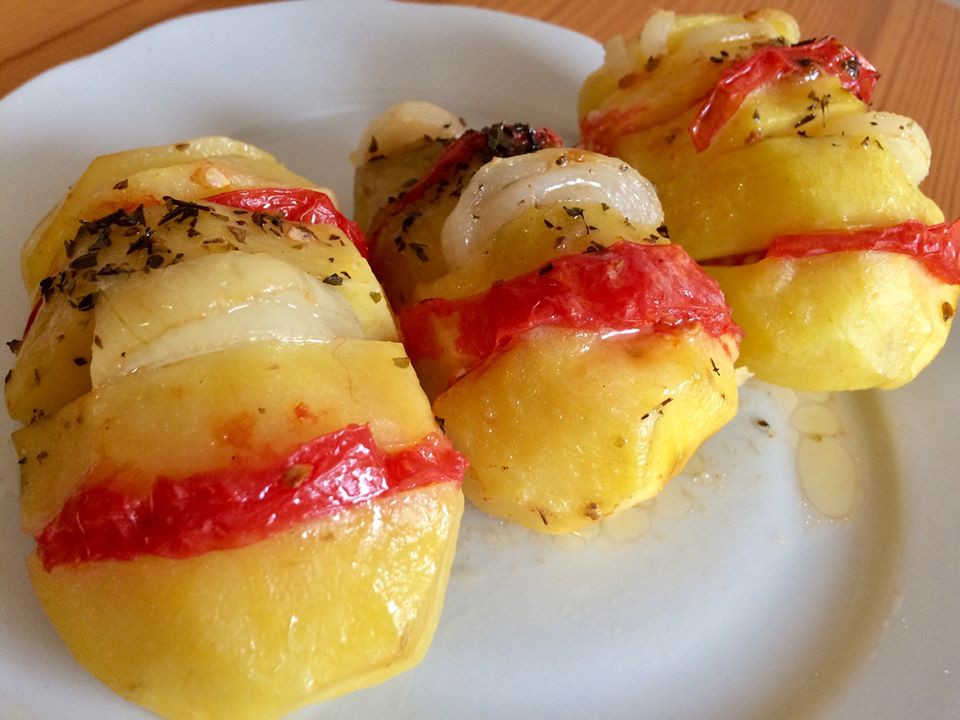 Лесно и много вкусно предястие от картофи с домати и