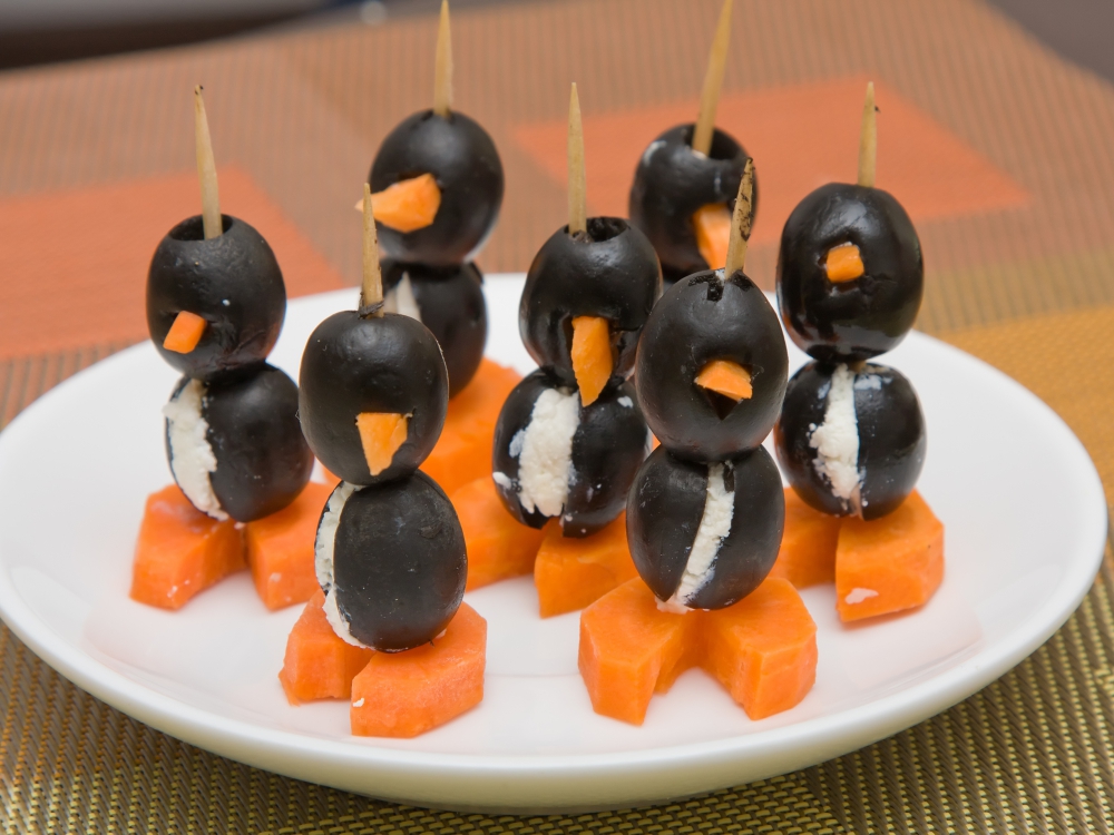 Изненадайте всички около трапезата с тези пингвини от маслиниНеобходими Продукти●