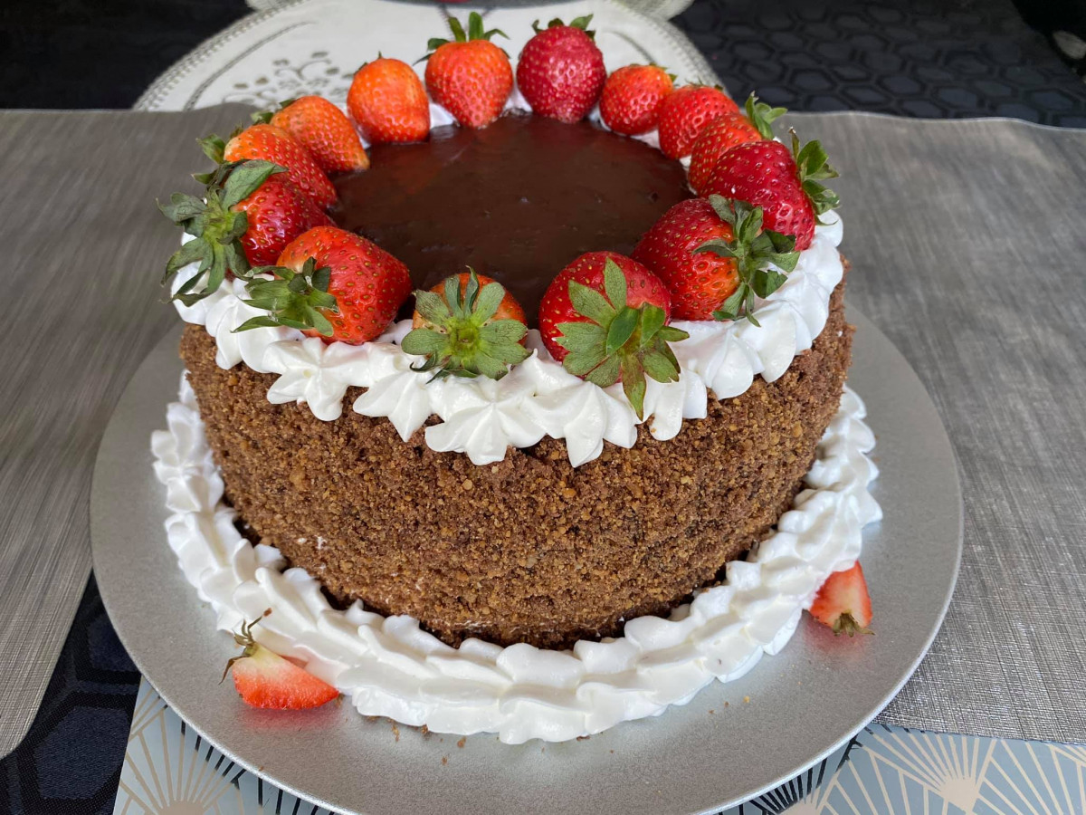 Лесна бърза вкусна просто перфектната сметанова торта с ягодиНеобходими