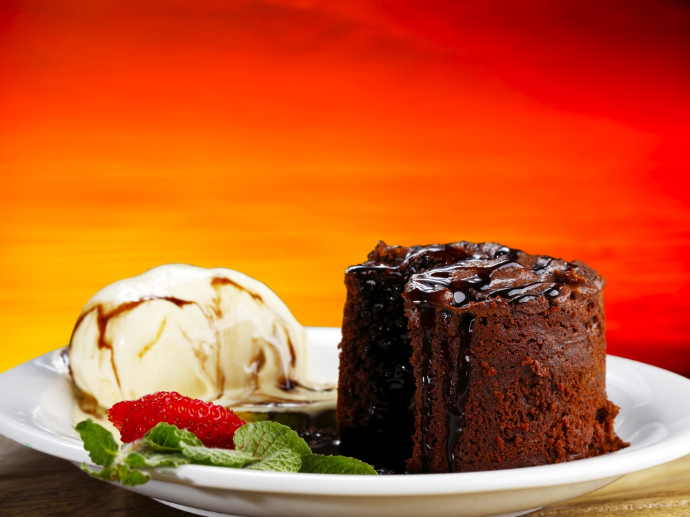 Ужасно много обичаме шоколадови десерти но този лава кейк с