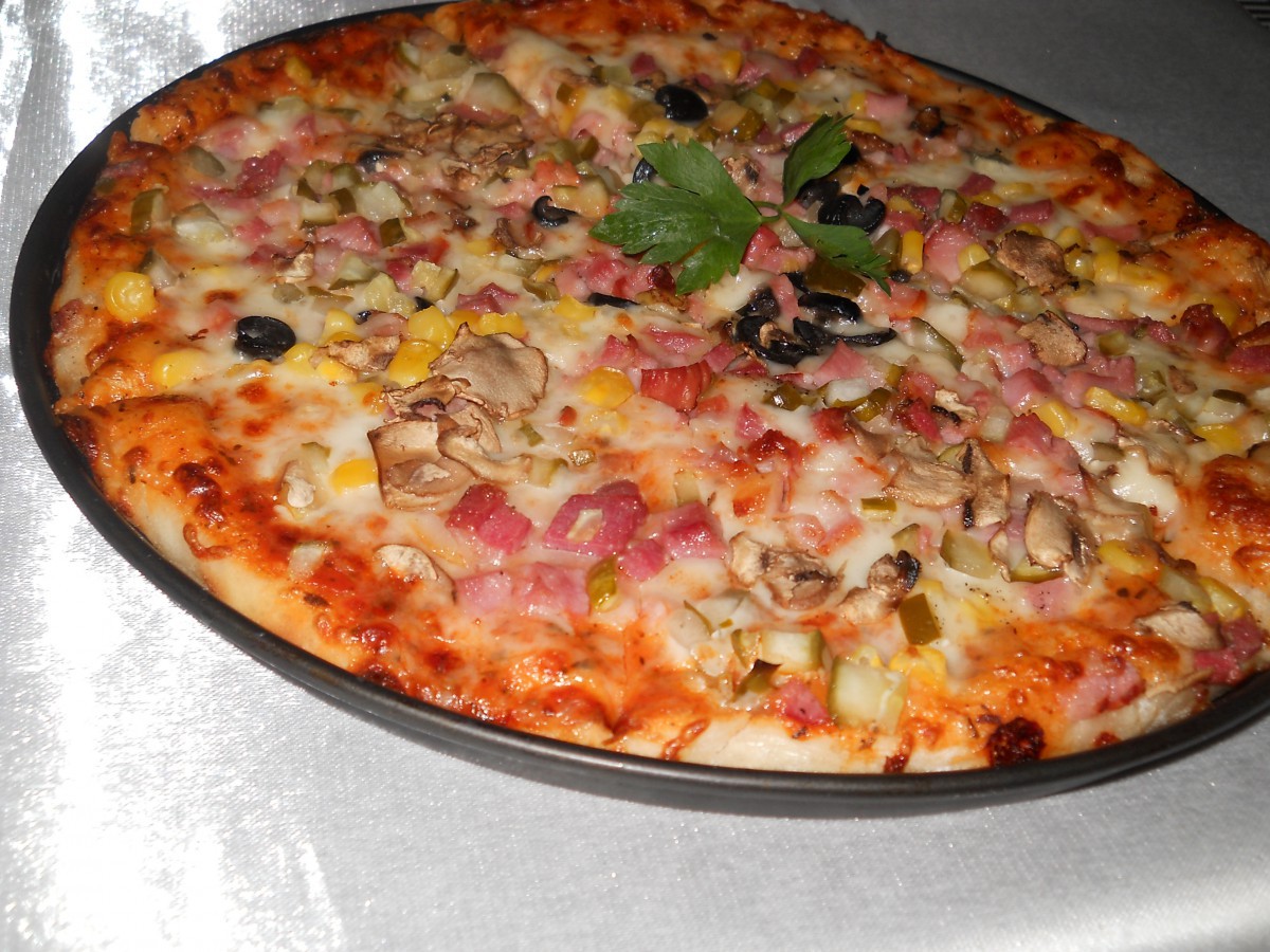 Обожаваме пица с богата плънка която направо ни се топи