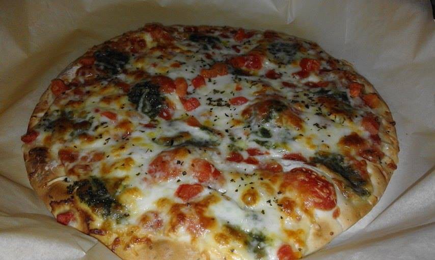 Класическа пица с моцарела домати и босилек и тесто което