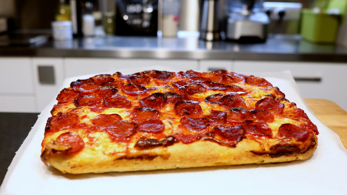 Днес ще сготвим пица в тава. Това може да не