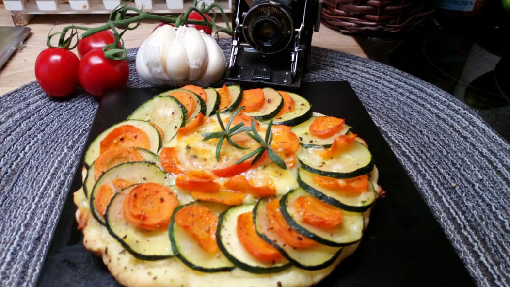 Уникален солен пай с моркови и тиквички за впечатляване на