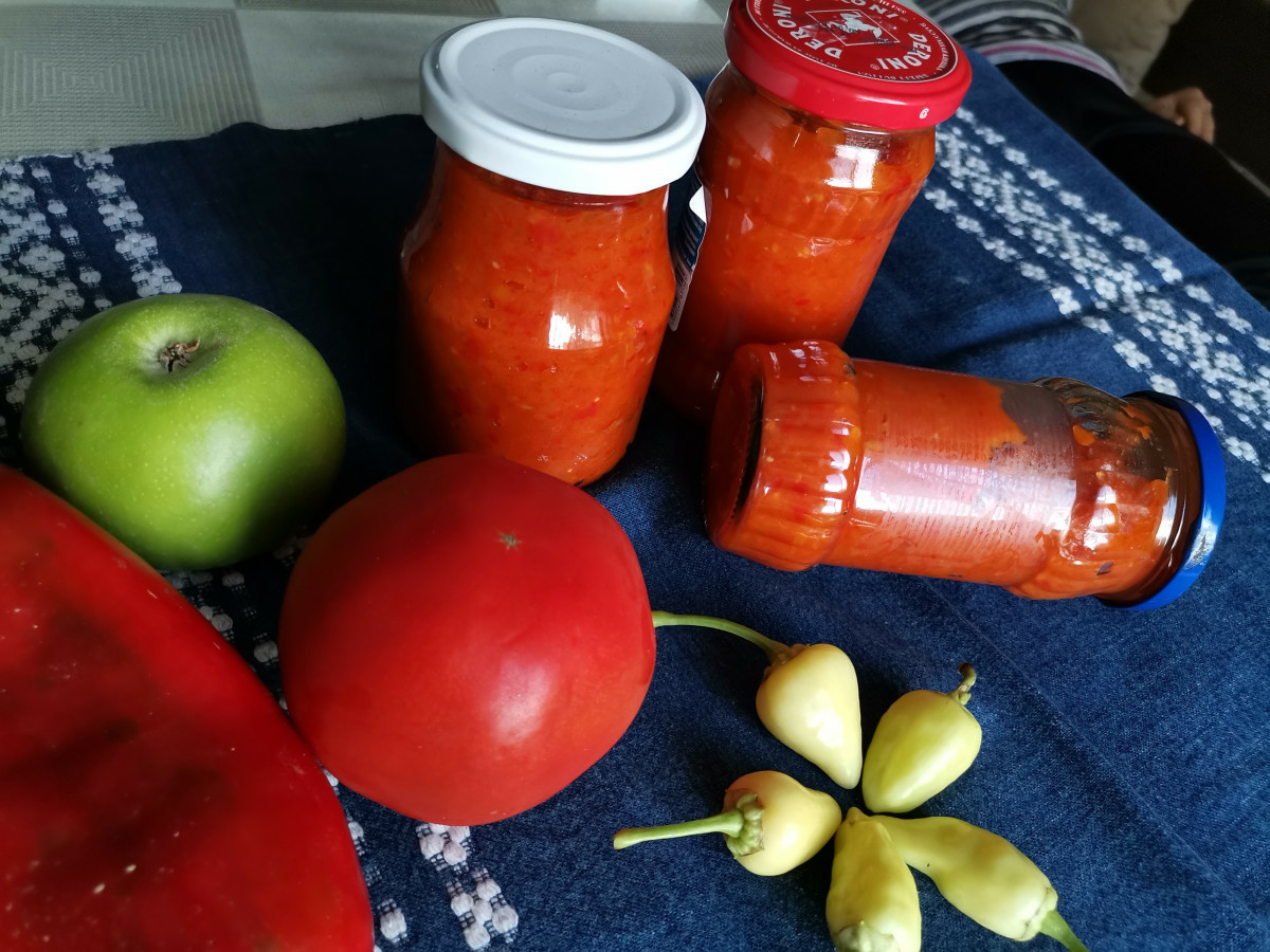 Зимата ще се наслаждавате на тази пикантна лютеницаНеобходими Продукти● домати