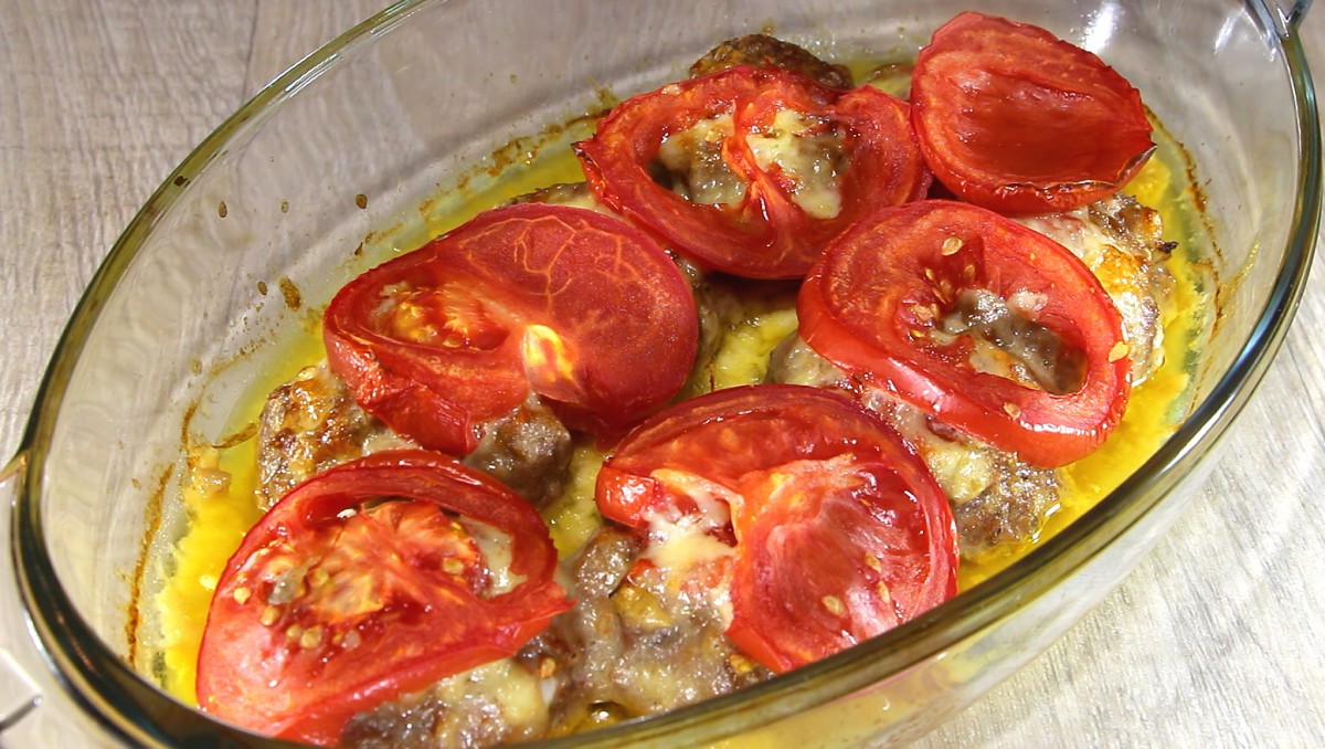 Днес сме ви приготвили тези невероятно пикантни кюфтенца с домати
