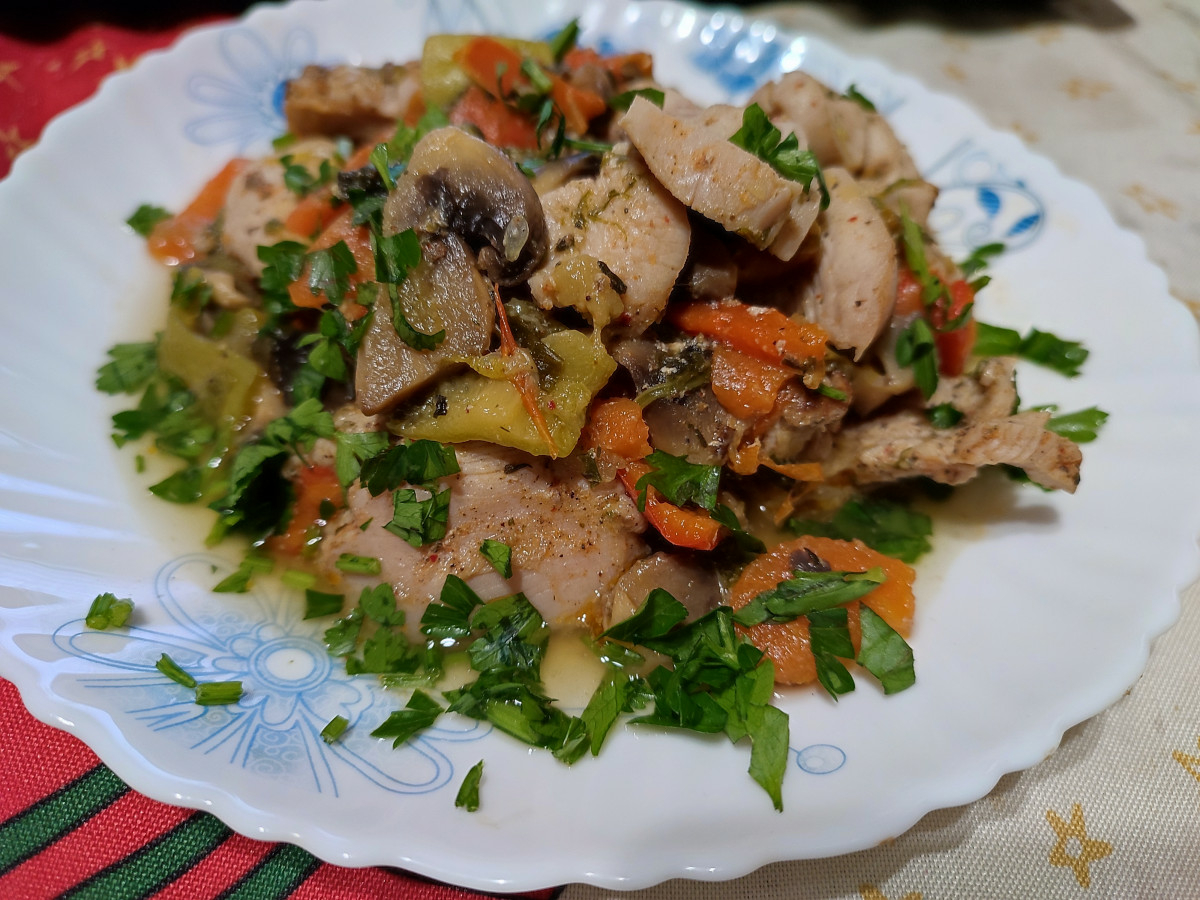 Пиле със зеленчуци на тиган - вечеря за всички у