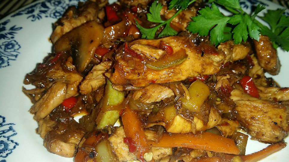Пиле със сочни зеленчуци по китайски в български прочит, което