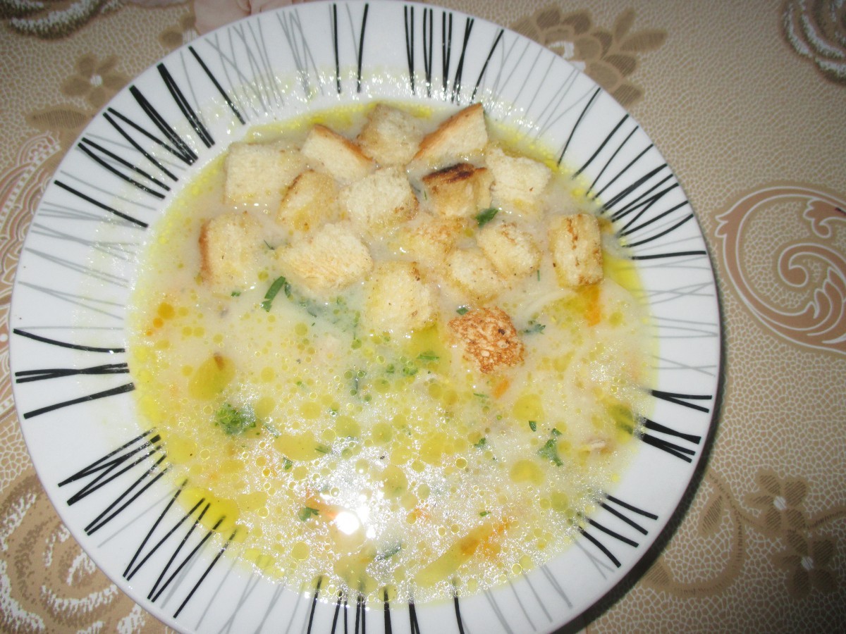Класическа пилешка супа с лека крутонова закачка за вкус