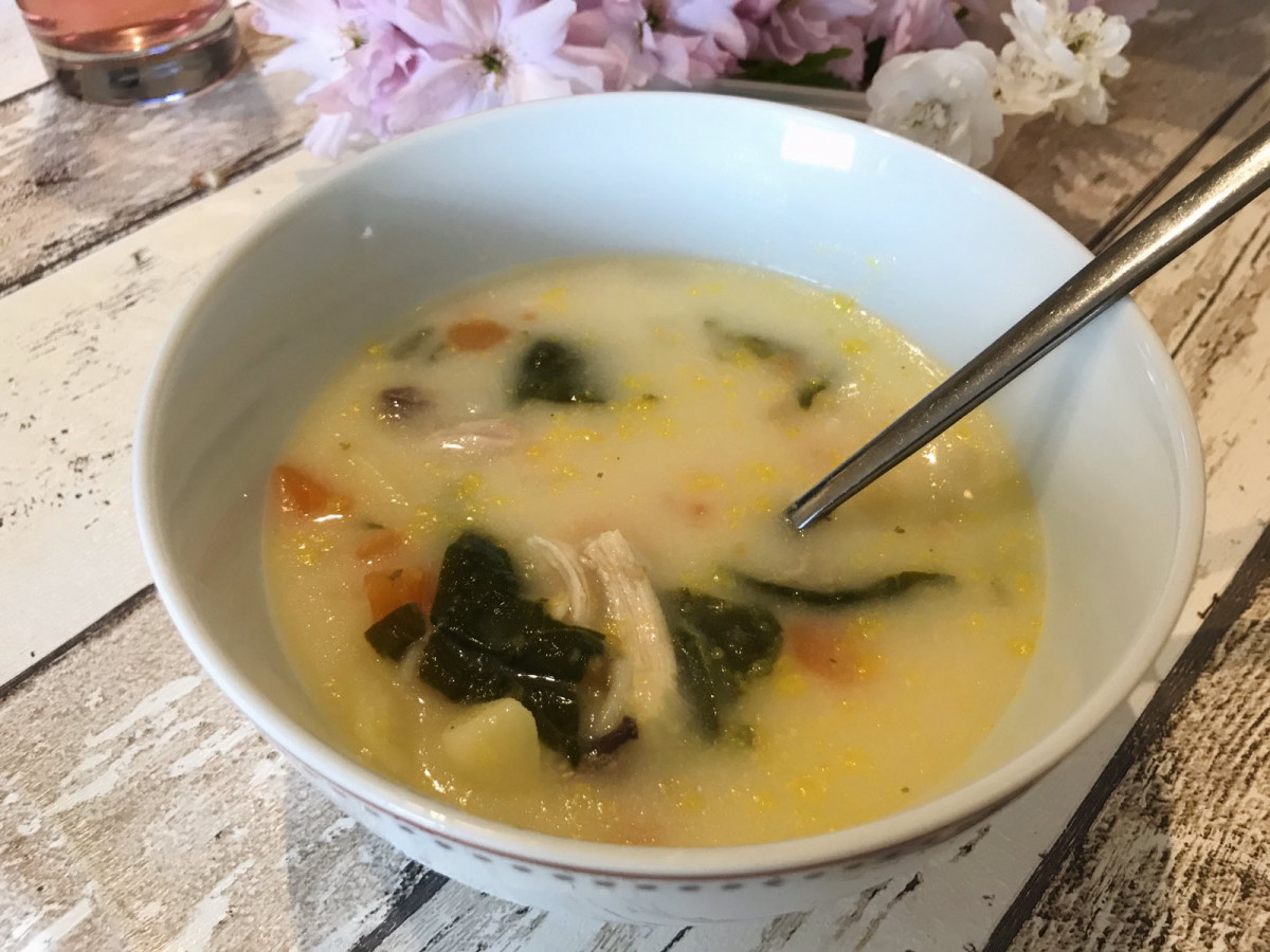 Пилешка супа със спанак и целина топлим си душата