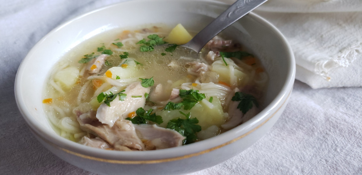 Ароматна и гъста пилешка супа която не само ще ви