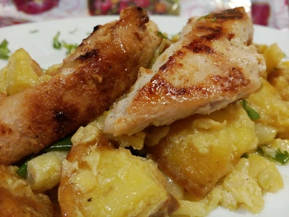 Вкусни пилешка филенца с картофки за да е по различна