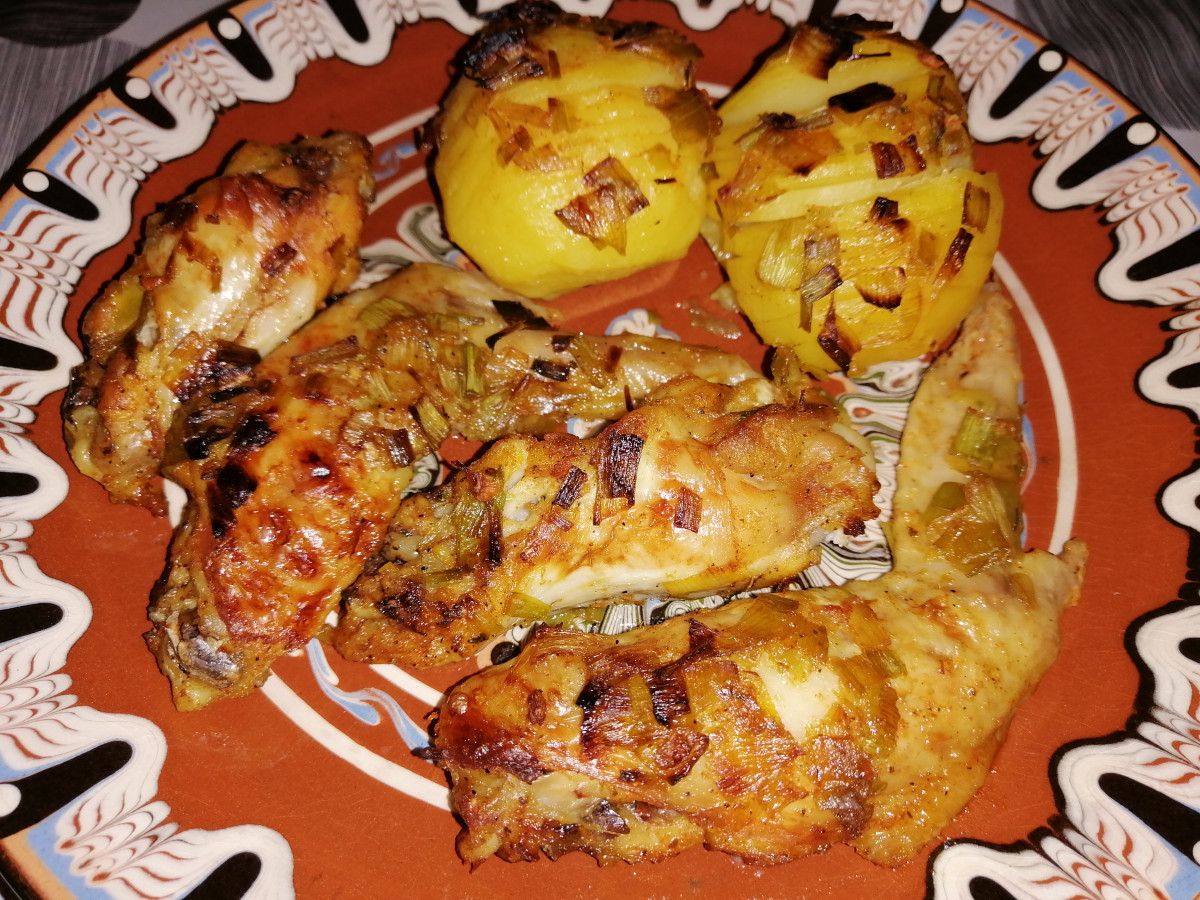 Пилешки крилца с картофки и праз лук, приготвени по страхотен