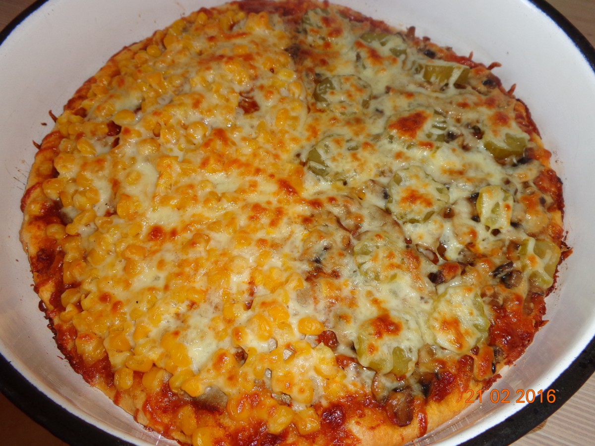 Тази невероятна домашна пица има 2 различни плънки и се