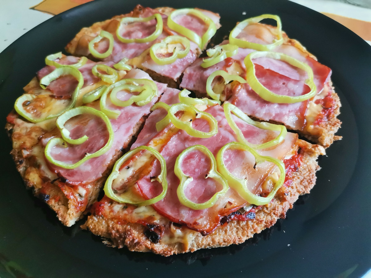 Вашата диетична пица без брашно е готова да бъде изядена